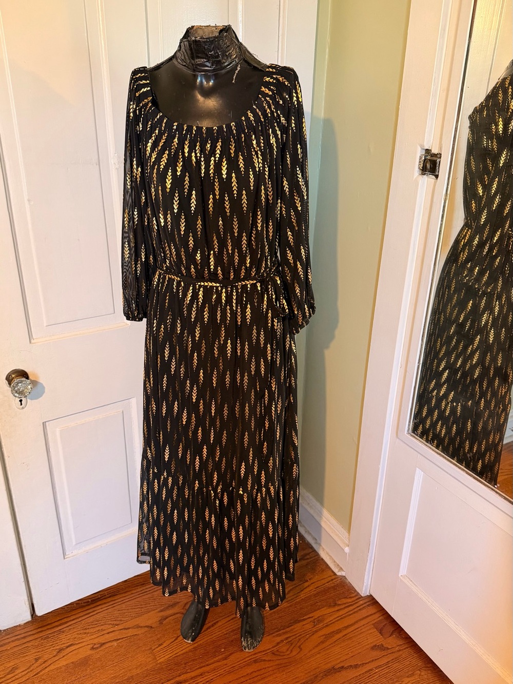 Harlow & Rose- Black and Gold Long Sleeve Maxi Dress - Size Large